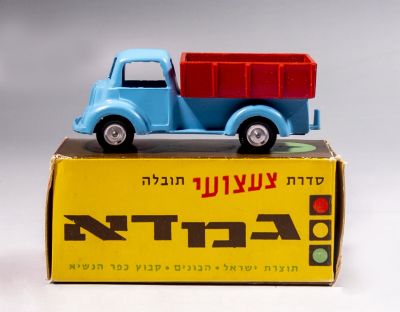 משאית אזרחית, גמדא. דגם מתכת של משאית אזרחית תוצרת גמדא, שנות ה-60. אורך: 9.5 ס"מ. חתום. מצב 