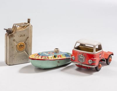 צעצועי פח ישראלים. מקבץ 3 צעצועי מתכת ישראלים, שנות ה-50-60, כולל: * משאית תוצרת גמד (הנגרר חסר) 