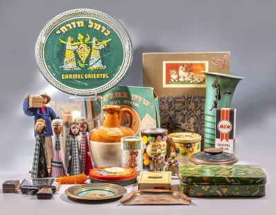 פריטי ישראליאנה שונים. לוט גדול של פריטי ומוצרי ישראליאנה שונים, כולל קופסאות פח, בובות, אריזות 