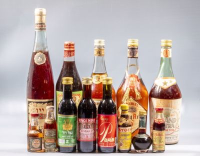 בקבוקי יין, ליקר וברנדי ישראלים. לוט 13 בקבוקי יין, ליקר וברנדי ישראלים, חלקם מיניאטוריים. לא 