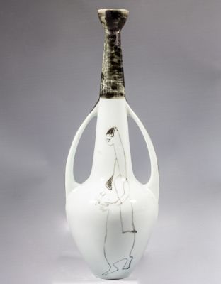 כד קרמיקה, אליעזר הלבני. כד קרמיקה מעשה ידי אליעזר הלבני, מצויר ביד עם דמויות. גובה: 42.5 ס"מ. 