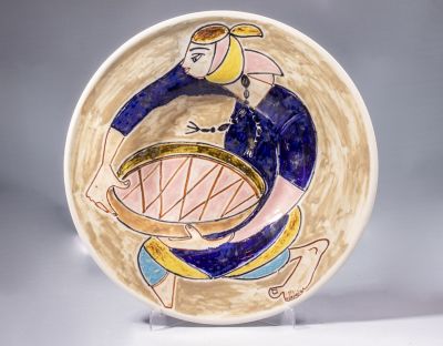 צלחת קרמיקה, אליעזר הלבני. צלחת קרמיקה בעיצוב אליעזר הלבני, מצוירת ביד עם מראה דמות אישה. קוטר: 
