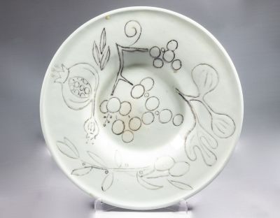 צלחת קרמיקה, אליעזר הלבני. צלחת קרמיקה בעיצוב אליעזר הלבני, מצוירת ביד עם מראה גפן ורימון. קוטר: 