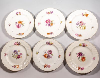 סט צלחות פורצלן KPM. סט 6 צלחות פורצלן תוצרת KPM, ראשית המאה ה-20. מעוטרות בציור יד של פרחים. 