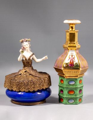 פרטי פורצלן צרפתי. לוט פרטי פורצלן צרפתי כולל: * קופסה לתכשיטים תוצרת Sevres עשויה פורצלן ומתכת 