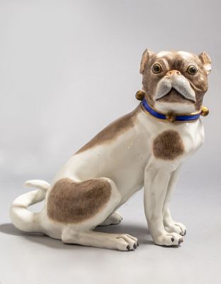 פיגורת פורצלן Dresden. פיגורת פורצלן גרמנית, דרזדן. מעוצבת בדמות כלב פאג. מעוטרת בציורי יד. 