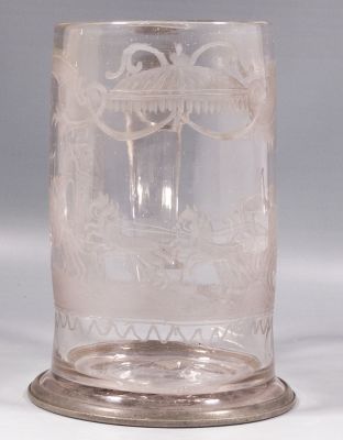 טנקרד זכוכית בוהמית גדול ממדים, 1800 בקירוב. מעוטר בחריטות בעבודת יד עם דמויות, סוסים, מבנים 