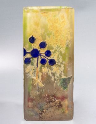 אגרטל זכוכית קמאו , Daum Nancy. אגרטל זכוכית קמאו (p&acirc;te-de-verre) ריבועי תוצרת Daum Nancy, צרפת 