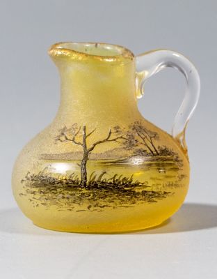 כד זכוכית מיניאטורי, Daum Nancy. כד זכוכית קמאו (p&acirc;te-de-verre) מיניאטורי עם ידית, תוצרת Daum 