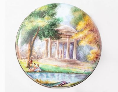 קופסת אמייל צרפתית. קופסת פליז ואמייל צרפתית, מעוטרת ציור יד עם סצנת גינה אירופאית. קוטר: 10 