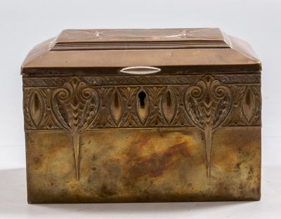 קופסת תכשיטים, WMF. קופסת תכשיטים מפליז תוצרת WMF, ראשית המאה ה-20. מעוטרת בתבליטי צורות 