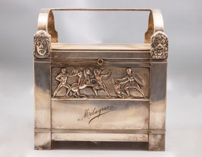 תיבת תכשיטים, WMF. תיבת תכשיטים מצופה כסף תוצרת WMF. מעוצבת בסגנון ניאו-קלאסי, פנים עם חיפוי בד. 