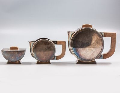 סט לקפה אר-דקו, Christofle. סט אר-דקו לקפה תוצרת Christofle, צרפת. עשוי מתכת עם ידיות עץ. כולל: 