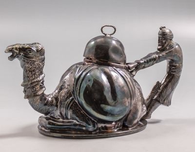 קומקום לתה, Marriage Freres. קומקום תה צרפתי מצופה כסף, תוצרת Marriage Freres. מעוצב בדמות גבר 