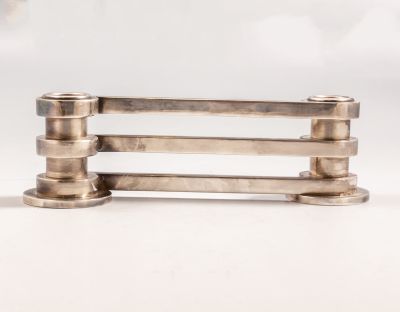 פמוט אר-דקו , Puiforcat. פמוט אר-דקו דו קני מצופה כסף תוצרת Puiforcat, צרפת. מידות: 7.5X23 ס"מ. חתום.