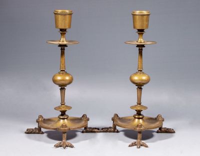 פמוטי ברונזה צרפתים. זוג פמוטי ברונזה צרפתים. ניצבים על 3 רגליים בצורת רגלי חיה. גובה: 21.5 ס"מ.