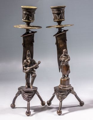 פמוטי ברונזה צרפתים. זוג פמוטי ברונזה צרפתיים. מעוטרים בדמויות, תבליטים עם מוטיבים צמחיים 