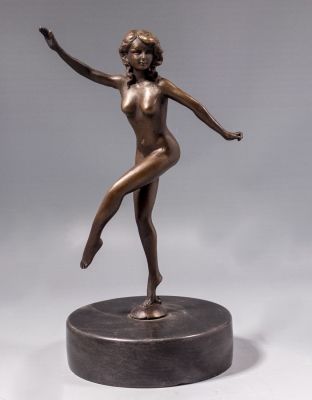 פסל ברונזה, סגנון אר דקו. פסל ברונזה בסגנון אר-דקו בדמות אישה. מוצמד לבסיס ברונזה. גובה ללא 