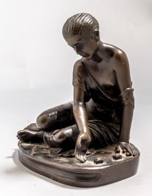 פסל ברונזה, ילדה משחקת בקוביות. פסל ברונזה על-פי פרדיננד ברבדיין (Ferdinand Barbedienne 