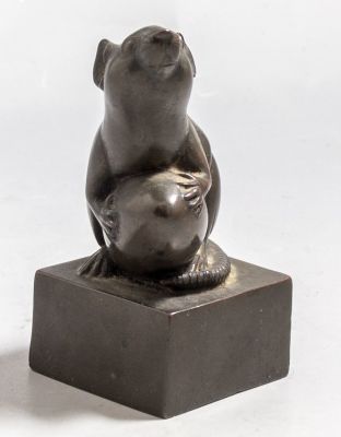 פסל ברונזה, עכבר. פסל ברונזה מיניאטורי, דמות עכבר יושב על ביצה. גובה: 9 ס"מ. לא חתום.