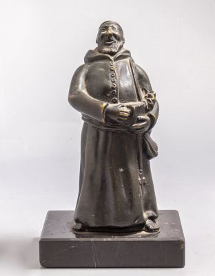 פסל ברונזה, כומר. פסל ברונזה, המאה ה-19 בקירוב, דמות כומר, ניצב על בסיס שיש. גובה (כולל הבסיס): 