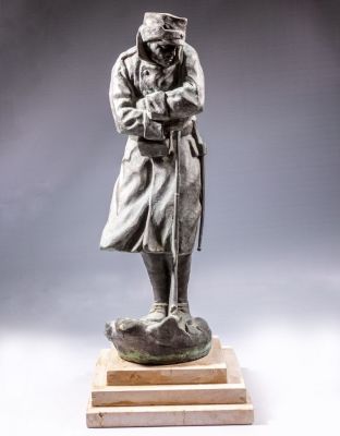 פסל ברונזה, חייל. אמן לא מזוהה, חייל רומני, 1918, פסל ברונזה על בסיס שיש, גובה כולל הבסיס: 51 