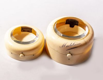 קופסאות מגולפות לשעוני כיס. לוט 2 קופסאות מגולפות לשעוני כיס עם מכסה זכוכית (ללא השעון). אחת 