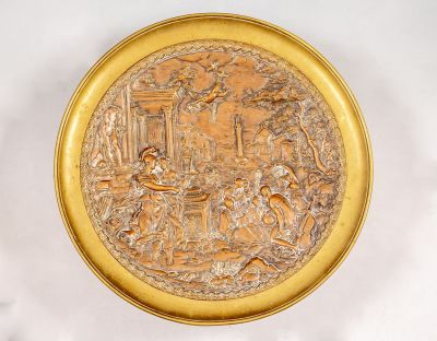 טצה צרפתית מברונזה מעוטרת בסצנות ניאו קלאסיות. גובה: 11 ס"מ. קוטר: 31.5 ס"מ.