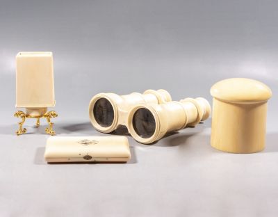 פריטים מגולפים, המאה ה-19. מקבץ 4 פריטים מגולפים, המאה ה-19, כולל: משקפת, מחזיק לגפרורים, קופסה 