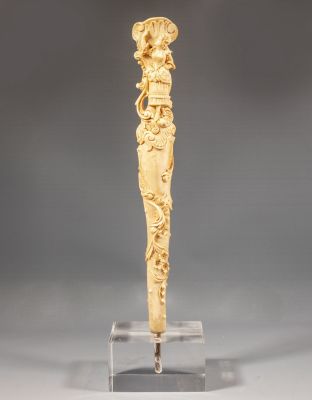 ידית למטריה מגולפת. ידית מגולפת למטריה, מעוטרת בדמות אישה ומוטיבים צמחיים , אירופה, המאה ה-19. 