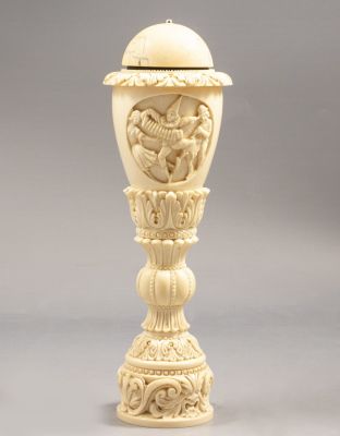 גביע מגולף. קישוט מגולף בצורת גביע, איטליה, המאה ה-19, מעוטר בסצנה מקומדיה דל'ארטה ומוטיבים 