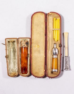 פומיות כסף וענבר. לוט שלוש פומיות לסיגריות כולל: פומית עשויה ענבר וכסף מוזהב תוצרת WDC Finest 