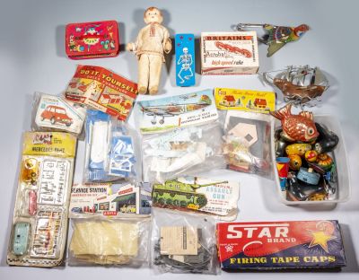 לוט צעצועים ישנים. לוט גדול מאוד של צעצועים ישנים. כולל: מכוניות מיניאטוריות של Matchbox, Dinky 