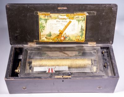 תיבת נגינה מעץ. תיבת נגינה שוויצרית מעץ מעוטרת בעבודת מרקטרי. מידות: 20X15X50 ס"מ. במצב עבודה 