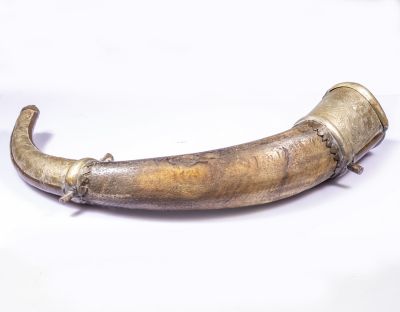 מיכל לאבקת שריפה עשוי קרן, עם חלקים ממתכת מעוטרים במוטיבים צמחיים. אורך: 42 ס"מ. מכסה המיכל 