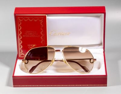 משקפי שמש קרטייה. משקפי שמש תוצרת Cartier, דגם Vendome Louis, פריז, צרפת. עשויות מתכת מצופה זהב. 