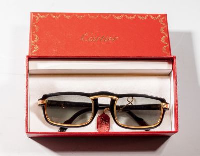 משקפי שמש קרטייה. משקפי שמש תוצרת Cartier, דגם Vertigo, פריז, צרפת. מידה: 130. קופסה מקורית. 