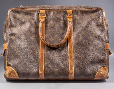 תיק Louis Vuitton. תיק תוצרת Louis Vuitton. מידות: 40X30X5 ס"מ. מצב בינוני-טוב, בלאי לעור וקרע 