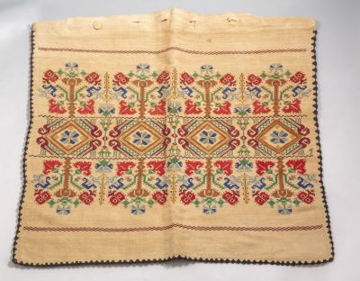 כיסוי כרית פלשתינאי. כיסוי לכרית מבד פשתן ישנה, מעוטר בעבודת רקמה פלשתינאית בדוגמאות פרחים 