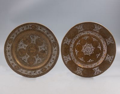 צלחות פליז קג'אריות. לוט שתי צלחות פליז קג'אריות מוזהבות, מעוטרת בעבודת חסר וחריטה עם דמויות 