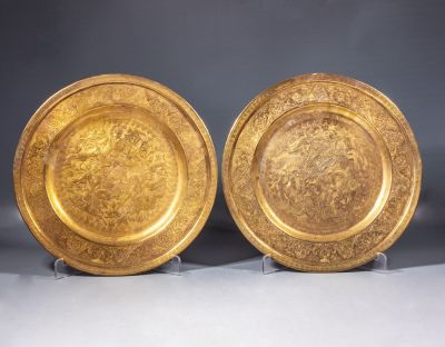 צלחות קג'אריות. לוט 2 צלחות נחושת קג'אריות. מעוטרות בעבודת חריטה עם דמויות ופרחים. קוטר: 27 ס"מ.