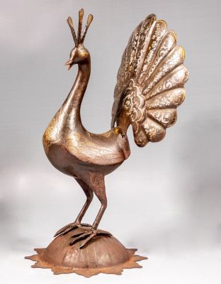 פסל ברזל, סגנון בידרי. פסל ברזל מעוצב בדמות טווס, מעוטר בהזהבה והכספה (עבודת בידרי) עם מוטיבים 