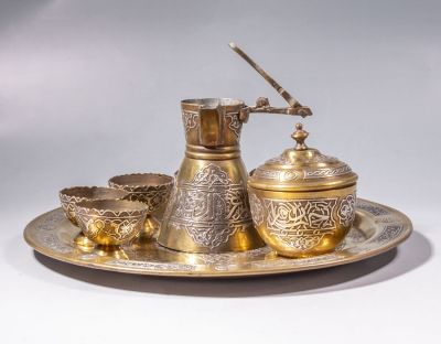 סט קפה דמשקאי מפליז. סט קפה מפליז, משובץ כסף ונחושת בטכניקת דמשק. כולל: מגש, פינג'אן, כלי לסוכר 