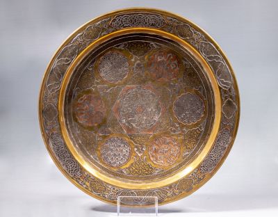 מגש פליז דמשקאי. מגש פליז איסלאמי, משובץ כסף ונחושת בטכניקת דמשק. מעוטר במגן דוד, ערבסקות 