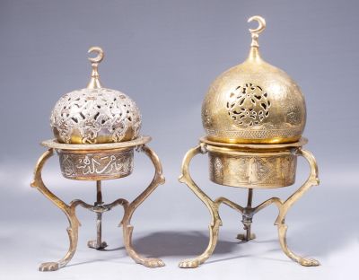 כלים דמשקאים לקטורת. לוט 2 כלים לקטורת דמשקאים מפליז. אחד משובץ כסף ונחושת בטכניקת דמשק. מעוטרים 