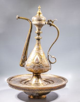 אפטבה פליז דמשקאי. אפטבה פליז איסלאמי איכותי, משובץ כסף ונחושת בטכניקת דמשק. מעוטר בערבסקות 