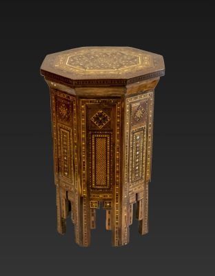 שולחן דמשקאי מתומן. שולחן עץ דמשקאי קטן, מעוצב בצורת מתומן ומעוטר בעבודת מרקטרי, עם שיבוץ של אם 