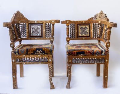 זוג כורסאות דמשקאיות. זוג כורסאות עץ דמשקאים איכותיות, מעוטרים בעבודת מרקטרי ושיבוץ של אם 