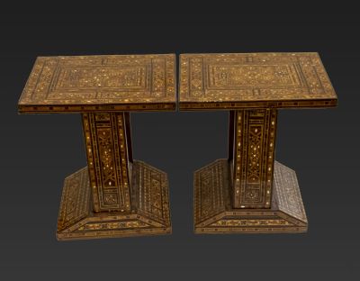 זוג שולחנות דמשקאים. זוג שולחנות עץ דמשקאים קטנים, מעוטרים בעבודת מרקטרי, עם שיבוץ של אם הפנינה. 
