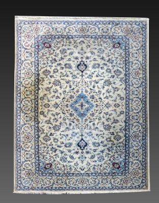 שטיח קשאן פרסי בצבעים לבן, כחול ואדום. מידות ללא הפרנזים: 256X170 ס"מ. מצב טוב, כתמים.